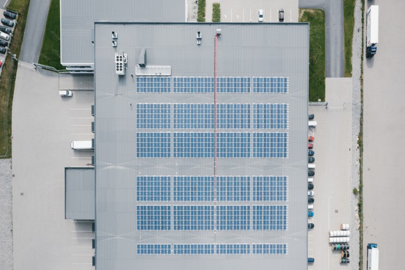 Element Logic - 1 050 panneaux solaires ont été installés sur le toit de l'entrepôt de Berggard Amundesen