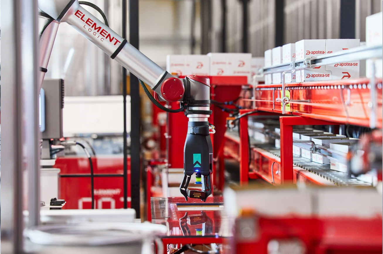 Le robot de picking eOperator prépare des commandes dans un entrepôt automatisé.